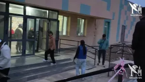 ТӨСВӨӨС ХУЛГАЙЛЖ ХАНАДАГГҮЙ БАЛАГТ З.БАЛДАНДУГАР БА БГД-ИЙН ЗАСАГ ДАРГА Ө.СУМЪЯАБААТАР НАР АЖЛЫН ӨДРҮҮДЭД, АЖЛЫН ЦАГААР АРХИДАЖ , АХМАДУУДЫГ БАЯРЛУУЛАХ НЭРЭЭР БАРАГ Л ХОРЬЖ БУЙ ЮУ !?
