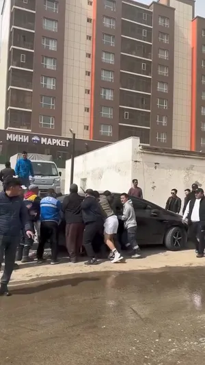 ИРГЭНИЙ ПОСТ: Жолооч нар зам чөлөөлж зогсоогүйгээс болж, орон сууцанд гарсан галыг унтраахаар ирсэн алба хаагчдад саад болж байна‼️