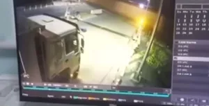 Дархан-2 өртөө Шарын гол хоорондын зам дээр осол болжээ. Галт тэрэгтэй мөргөлдсөн жолооч, хажууд нь сууж явсан эмэгтэйн биеийн байдал хүнд байгаа бол хамт явсан бага насны хоёр охины биеийн байдал хар