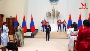 МОНГОЛ УЛСЫН ЕРӨНХИЙЛӨГЧ У.ХҮРЭЛСҮХ ЭЭЖҮҮДЭД "ЭХИЙН АЛДАР" ОДОН ГАРДУУЛЖ БАЙНА
