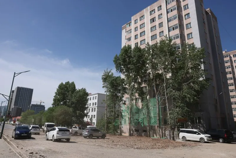 ҮНДЭСНИЙ ШИНЭ НОМЫН САНГИЙН ДЭРГЭД БАРИГДАЖ БАЙСАН БАРИЛГЫН КАРКАСЫГ НУРААЖ ДУУСЛАА