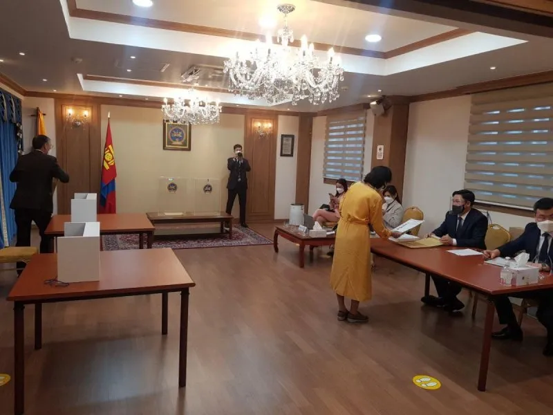 ГАДААД ДАХЬ МОНГОЛЧУУДЫН САНАЛ ХУРААЛТ ҮРГЭЛЖИЛЖ БАЙНА