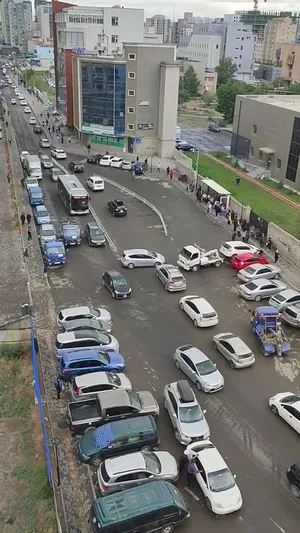 АВТОБУСНЫ ЭРГЭЛТИЙН ЦЭГ ДЭЭР СААД БОЛЖ, МАШИНАА БАЙРЛУУЛСАН ИРГЭДИЙН МАШИНЫГ АЧИЖ, ЗАМЫГ ЧӨЛӨӨЛЖ БАЙНА