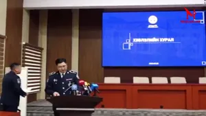 НИЙСЛЭЛИЙН ЦАГДААГИЙН УДИРДАХ ГАЗРААС МЭДЭЭЛЭЛ ХИЙЖ БАЙНА