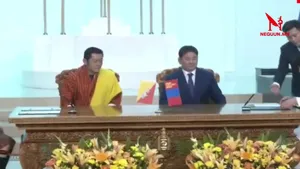 ШУУД: Монгол Улсын Ерөнхийлөгч У.Хурэлсүх, Бутаны Хаант Улсын Цог Жавхлант Хаан Жигмэ Гэсэр Намжил Ванчук нар баримт бичигт гарын үсэг зурж байна.