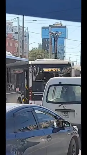 ИРГЭН: АВТОБУСНЫ ЖОЛООЧ НАР ШИНЭ АВТОБУСАА ГАМТАЙ БАРИАЧ ЭЭ. ЖИЛ Ч БОЛООГҮЙ БАЙХАД, ХАМАГ ШИЛ ТОЛИЙГ НЬ ХАГАЛААД ДУУСЛАА‼️