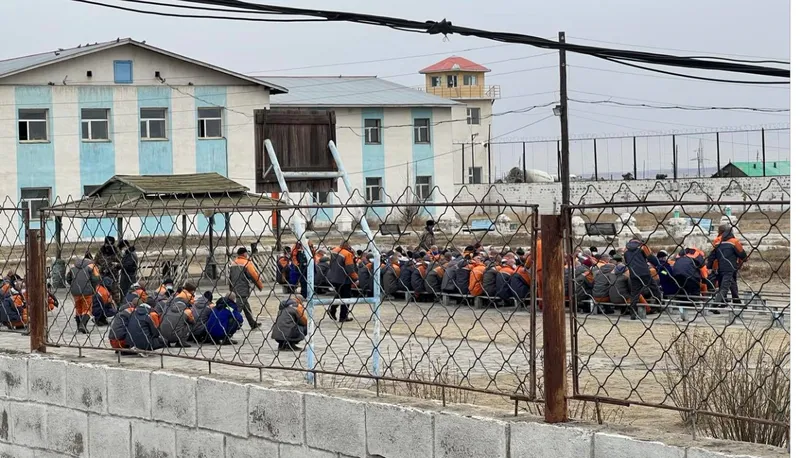 Багш эмэгтэйг олон удаа хутгалсан эр хорих байранд амиа егүүтгэхийг завджээ