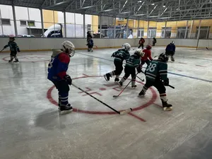 ХОККЕЙН СЕКЦИЙН ТАМИРЧИД АНХ УДААГАА ӨӨРСДИЙН МӨСӨН ТАЛБАЙ ДЭЭР БЭЛТГЭЛ, СУРГУУЛИЛТАА ХИЙЛЭЭ