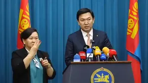 Н.УЧРАЛ: ЕРӨНХИЙЛӨГЧ АСАН Х.БАТТУЛГА ТА “ТӨГРӨГ НУУРЫН ОРД”-ЫГ ЗАРСАН ЧИНЬ ҮНЭН. ҮНДЭСТЭН ДАМНАСАН САНХҮҮГИЙН СХЕМ ҮҮСГЭЖ 250 САЯ АМ.ДОЛЛАРААР ЗАРСАН ЧИНЬ Ч ҮНЭН. 
  Х.БАТТУЛГА ТАНД ӨӨРИЙН ХУТГАСАН АС