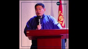 ДЭЛХИЙН ИХ ГҮРНҮҮД ГХЭ-ИЙН ТӨЛӨӨ ГЕОПОЛИТИКИЙН ТЭМЦЭЛ ӨРНҮҮЛЖ БУЙ. 
Харин манай төр засаг хуурамч эх орончдын эсэргүүцэлд хувийн хэвшлээ хаяж, өөрсдийн гараар эдийн засгаа боомилж буй үйл явдлууд ар а