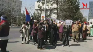 УРАНЫГ ЭСЭРГҮЙЦЭЖ ЗУРСАН ГАРЫН ҮСЭГ 100 МЯНГА ХҮРЧ ИРГЭД УИХ-Д ХҮРГҮҮЛЖ БАЙНА