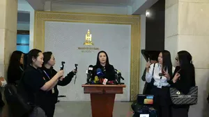 Ч.Ундрам, Б.Хэрлэн нар цаг үеийн асуудлаар мэдээлэл хийж байна