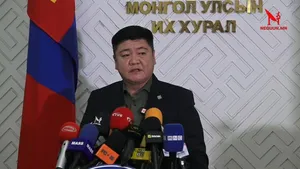 ШУУД: Засгийн газрыг огцруулах албан бичгээ УИХ-ын дэд дарга Х.Булгантуяад өргөн барьсан талаар Ц.Сандаг-Очир мэдээлэл хийж байна