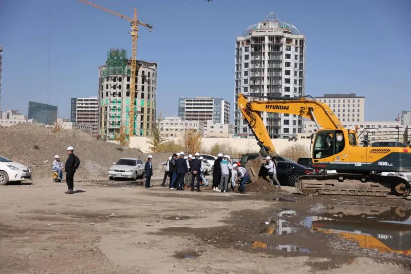 ХАН-УУЛ ДҮҮРГИЙН 18 ДУГААР ХОРООНД 640 ХҮҮХДИЙН СУУДАЛТАЙ СУРГУУЛИЙН БАРИЛГА УГСРАЛТЫН АЖИЛ ЭХЭЛЛЭЭ