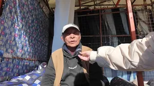 Иргэд: Төр засгийнхан хоорондоо хэрэлдээд байвал огцрох хэрэгтэй шүү дээ. Иргэдийн амьдрал дэндүү доройтож байна.