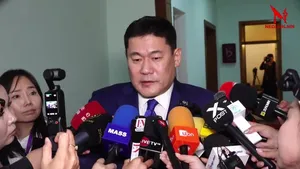 Л.Оюун-эрдэнэ цаг үеийн асуудлаар мэдээлэл хийж байна
