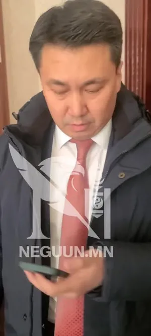 Хөдөлмөр Халамжийн газрын дарга З.Баурыжан ажилчдаа Халх , Казак-аар нь ялгаварлаж "Халхуудыг халдаг" эсэхдээ тайлбар өгөлгүй өрөөндөө нуугдаж байгаад хэвлэлд баригдав ‼️