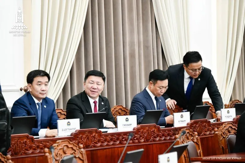 Монгол Улсын 2026 оны төсвийн төслүүдийн нэг дэх хэлэлцүүлэг үргэлжилж, УИХ-ын гишүүд асуулт асууж, мэдээлэл авч байна