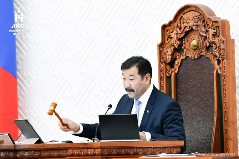 Үндсэн чиглэлийн төслийг анхны хэлэлцүүлэгт шилжүүлж, төсвийн тухай хуулийн төсөлтэй хамт өргөн мэдүүлсэн хууль, тогтоолын төслүүдийг эцэслэн батлав