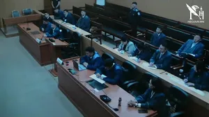 ШУУД:16 НАСТАЙ ОXИНЫ XЭРГИЙН ДАВЖ ЗААЛДАX ШАТНЫ ШҮҮХ ХУРАЛДААНЫ ШИЙДВЭРИЙГ ТАНИЛЦУУЛЖ БАЙНА