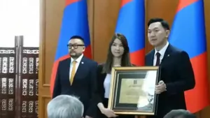 ШУУД: МОНГОЛ УЛСЫН ЕРӨНХИЙ САЙД Н.УЧРАЛ, САЛБАРЫН САЙД НАР ШИЛДЭГ ТАТВАР ТӨЛӨГЧДӨД ШАГНАЛ ГАРДУУЛЖ БАЙНА