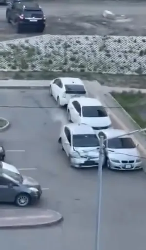 Яадаг эргүү орк вэ ‼️Зогсоолд байсан 6 машиныг юу ч үгүй болгоод зугатчихлаа. ‼️Өнөө өглөө БЗД-т байрлах нэгэн хотхоны зогсоол….‼️ Энэ нөхөрт ямар хариуцлага тооцох вэ @Тээврийн цагдаагийн алба..????
