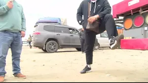 АЧАА ТЭЭВЭРЛЭГЧ ЖОЛООЧ: 
ХЯТАД УЛСААС ГАРАХАД ЖИН ТОНН НЬ НЭГ ӨӨР БАЙСАН ХЭРНЭЭ ЭНД ИРЭЭД АВАХ ГЭСЭН БОЛОВЧ ХЯТАДААС ЭНДХИЙН КАРГО УРУУ  ХЭЛЭХДЭЭ ЖИН ТОНН-Г НЭМЖ ХЭЛСЭН БАЙСАН