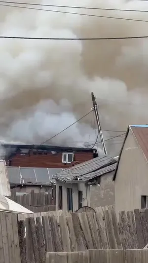 Чингэлтэй дүүргийн нутаг дэвсгэрт байрлах нийтийн байр шатаж байна

Галыг унтраахаар онцгой байдлын алба хаагчид ажиллаж байгаа аж