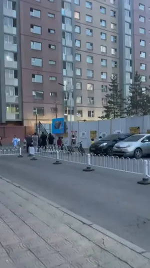 НАРНЫ ХОРООЛЛЫН 141-Р СУРГУУЛИЙН ХӨЛБӨМБӨГИЙН ТАЛБАЙГ ӨРГӨТГӨЛ БАРИХ НЭРЭЭР ХАШААЛЧИХЖЭЭ. ҮҮНД ХҮҮХДҮҮД БУХИМДАЖ БУЙГАА ИЛЭРХИЙЛЖ БАЙНА.

ХҮҮХДҮҮДЭЭСЭЭ ТАЛБАЙ БУЛААДАГ МОНГОЛООС ӨӨР ГАЗАР БАЙДАГ БОЛОВ